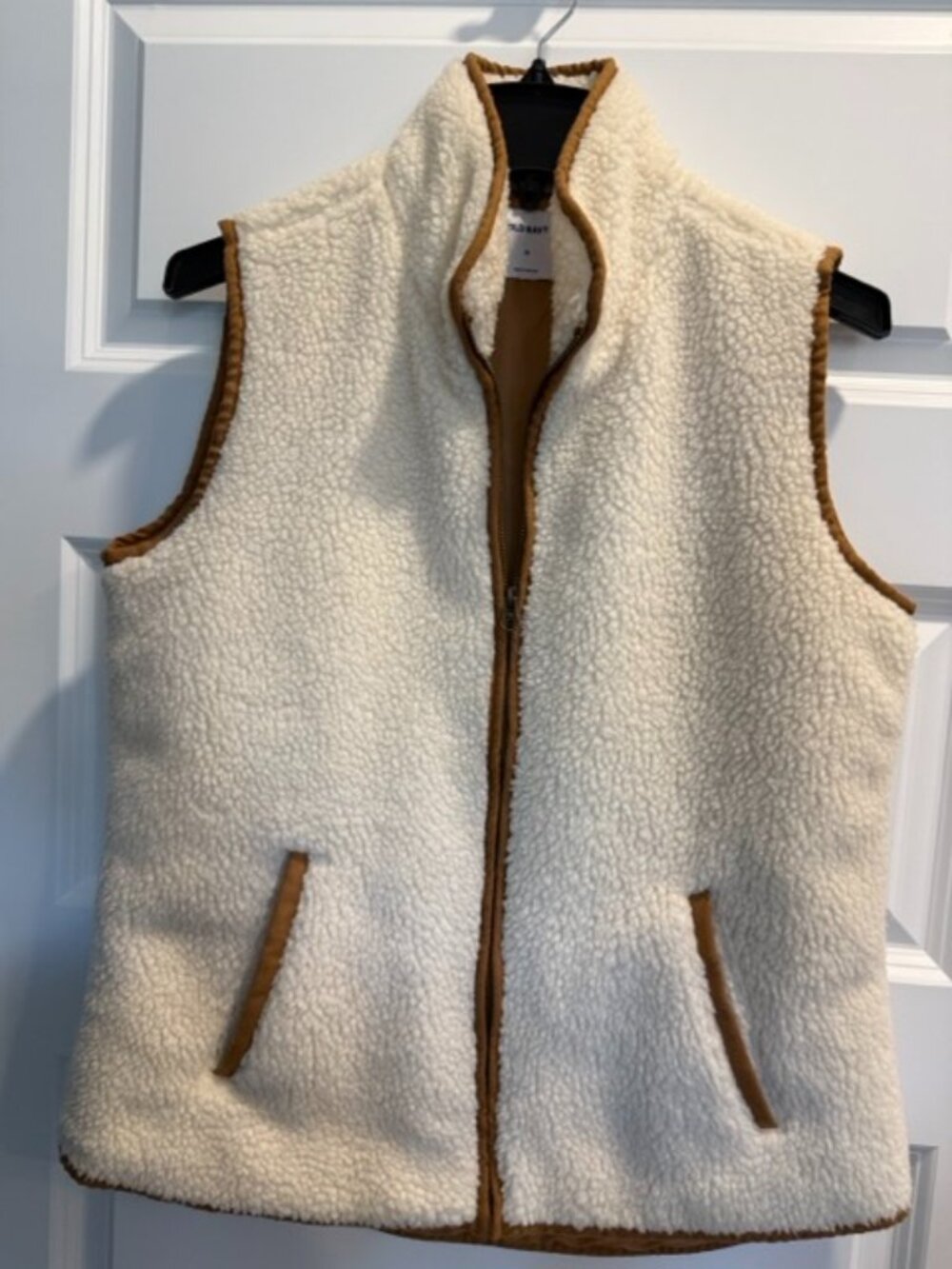 Old Navy Full-Zip Sherpa Vest featuring a cream/ivory fleece body Size M